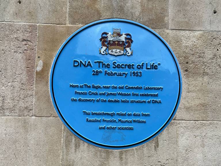 Photograph of the blue plaque to DNA. The inscription reads "Here at the Eagle, near the old Cavendish Laboratory Francis Crick and James Watson first celebrated the discovery of the double helix structure of DNA."